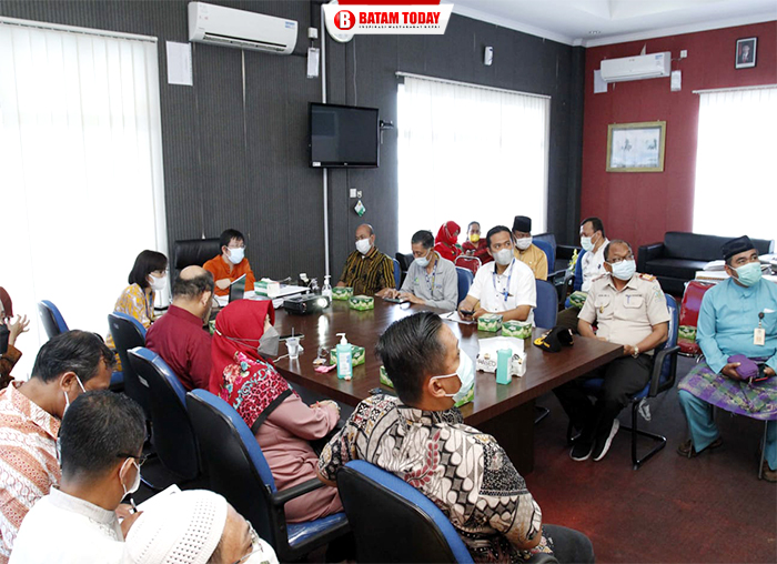 dr. Celestinus Gigya Munthe saat melakukan pertemuan dengan pimpinan RSUD EHD dan para staff